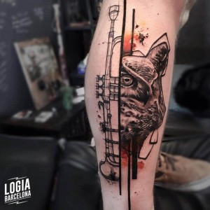 tatuaje_buho_trompeta_pierna_logia_barcelona_dime_reck 